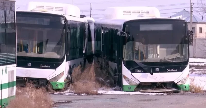 Қыруар қаражатқа алынған автобустар қаңтарылып тұр
