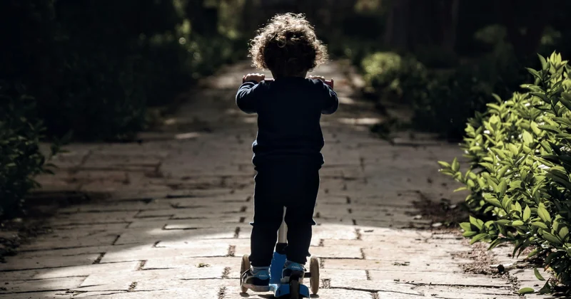 Ешкім күтпеген жерден табылды: Абай облысында 3 жасар баланы соңғы сәтте полицей құтқарды