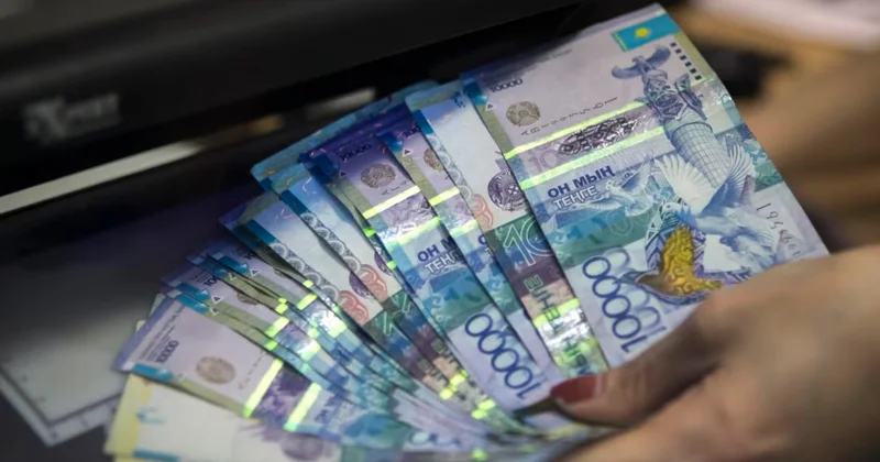 Несие беруден бас тартты : Банк қызметкері зейнеткерлердің ақшасын өз шотына аударып отырған