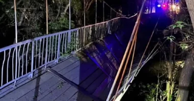 Пешеходный мост обрушился в Усть Каменогорске есть пострадавшие