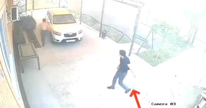 В Атырау полицейский выбежал из такси и бросился в горящий дом