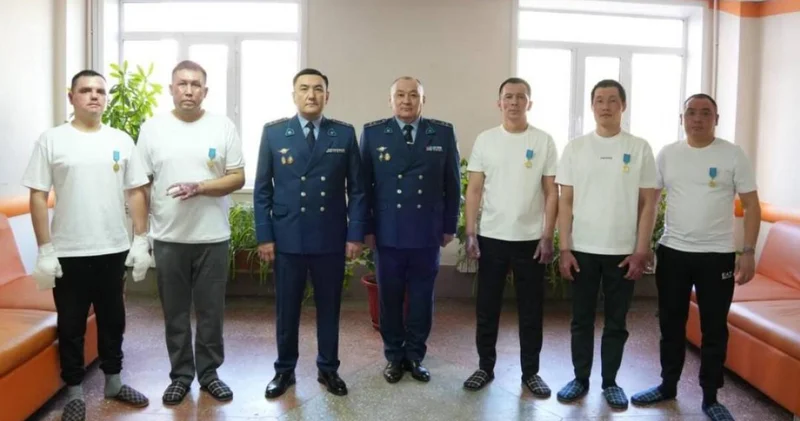 Шахтинскіде тұрғындарды құтқарған бес полицей Ерлігі үшін медалімен марапатталды