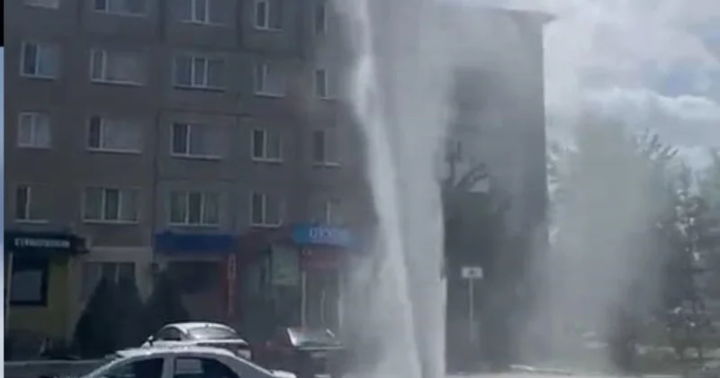 Эпичный фонтан забил из под земли в Костанае. Видео