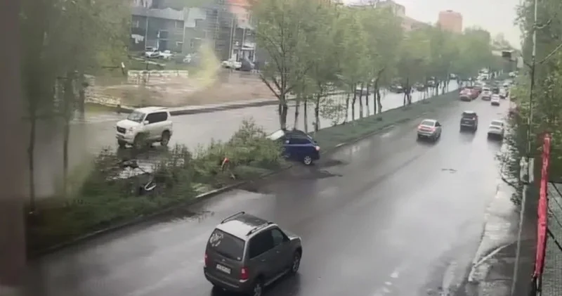 Ағаштарға соғылды: Ақтөбеде 18 жастағы жүргізуші ауыр жол апатына ұшырады