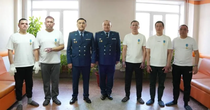 Полицейских наградили медалями за спасение людей при взрыве газа в Шахтинске
