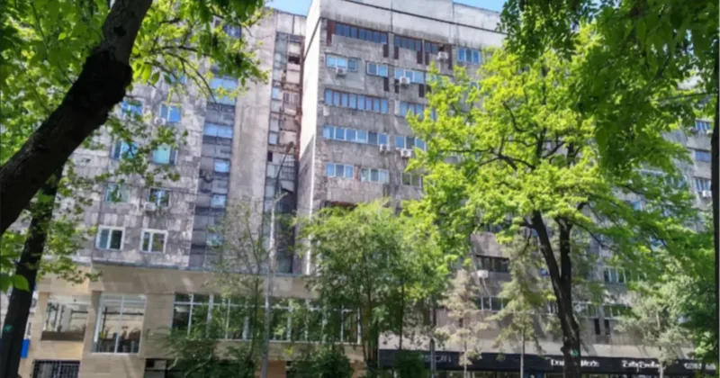 Облицовка упала на кофейню в центре Алматы