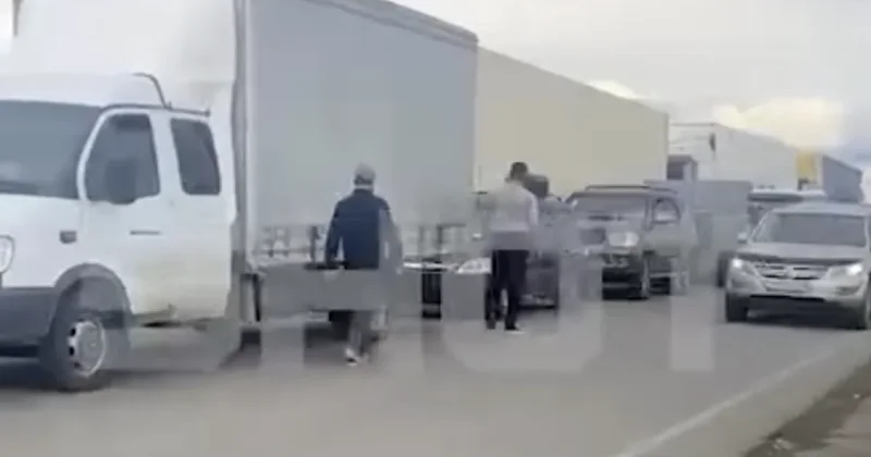 Многокилометровая пробка из фур образовалась на границе Казахстана и России