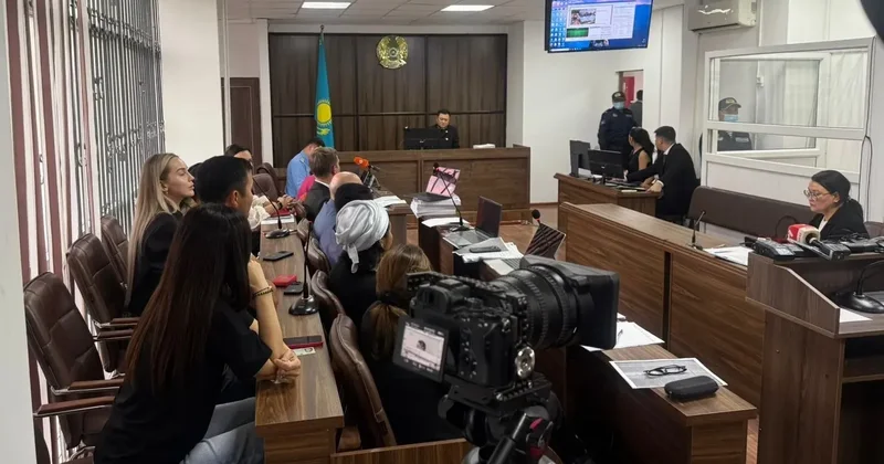 Әл Фарабидегі жол апаты: Полицейлер Zeekr жүргізушісін қалай құтқарғандарын айтып берді