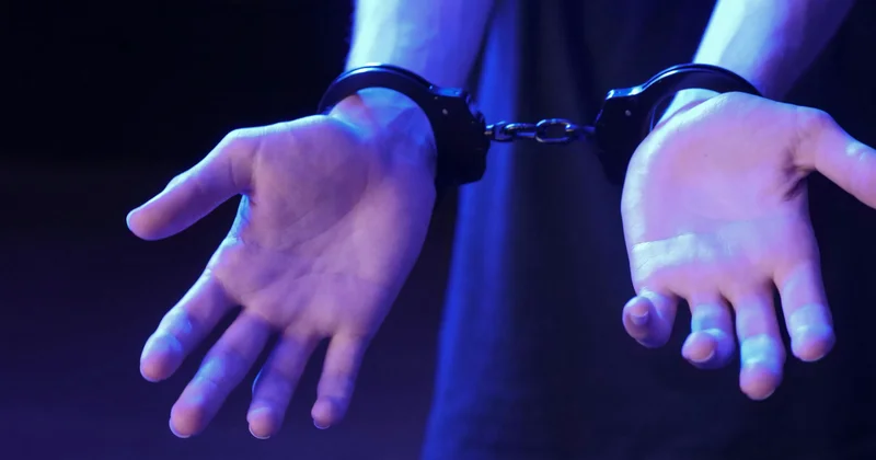 Ақтауда көршілерінің алдында әдепсіз әрекетке барған ер адам қамаққа алдынды