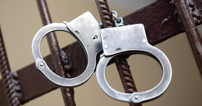 Миллиондарды жымқырған алаяқ шкафта тығылып отырған жерінен ұсталды видео