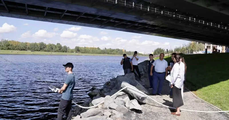 Жасыл түске боялған Есіл жұртты алаңдатып қойды: Астанада өзен қалай тазартылып жатыр