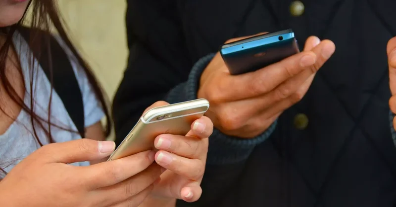 Кері әсерін тигізіп жатыр : министр 16 жасқа дейін желіге тіркелуге тыйым туралы айтты