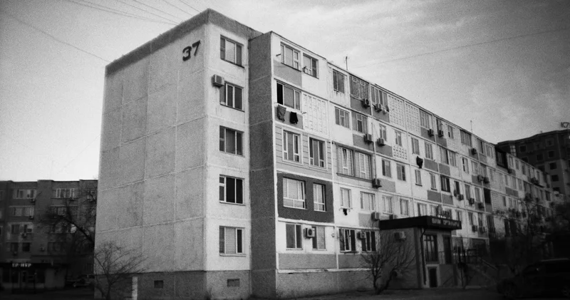 Оралда екі жасөспірім көпқабатты үйдің шатырынан құлап қаза тапты