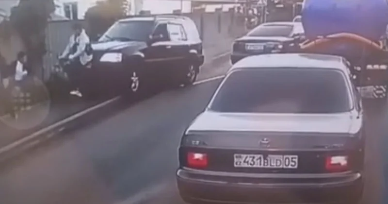 Алматыда көлік тротуардағы төрт баланы қағып кетіп, оқиға орнынан бой тасалады