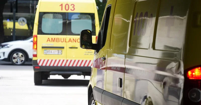 Людей завалило обломками упавшей облицовки дома в Астане