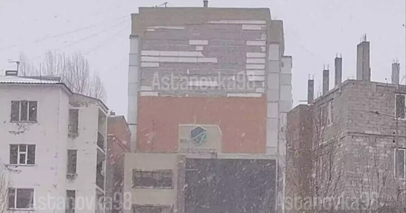 Астанада үйдің кірпіш қаптамасы құлады: бес адамның үшеуі жансақтау бөлімінде жатыр