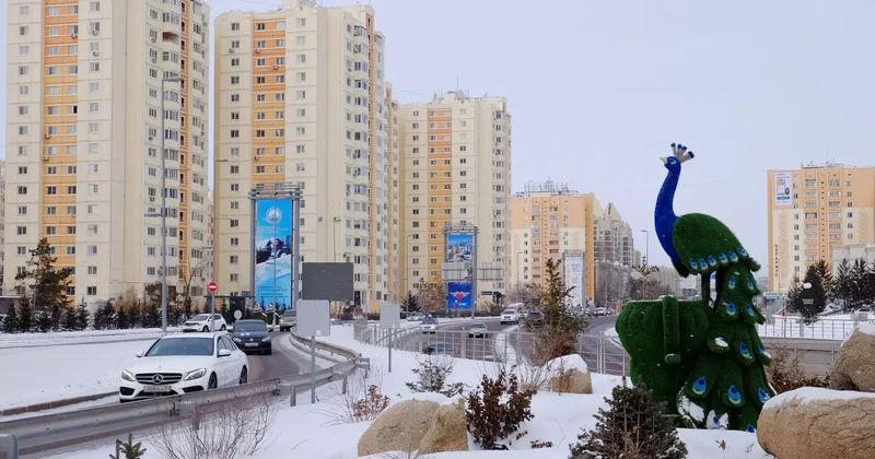 Астанада үйдің сыртқы қаптамасы мен кондиционер құлады бес адам зардап шекті