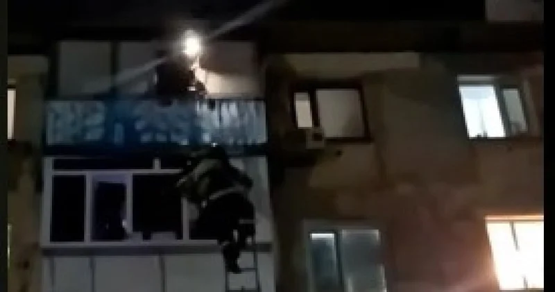 Құтқарушылар төртінші қабаттан секіріп, арқанға ілініп тұрған қызды аман алып қалды