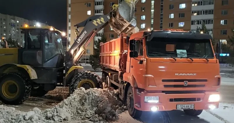 В Астане продолжают круглосуточную уборку снега