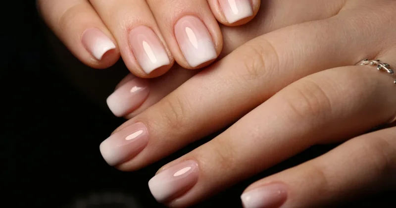 Любительниц гель лака предупредили о грозящей гнойным воспалением привычке