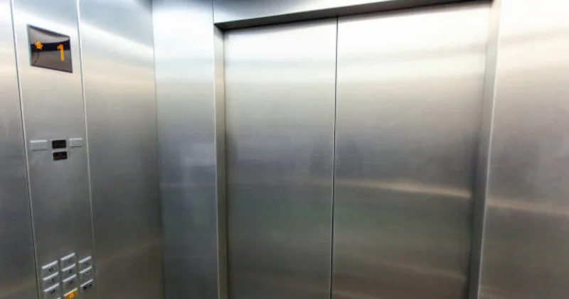 Тұтығып сөйлейді : лифттегі пранктан шошып қалған жігіт әлі есін жия алар емес