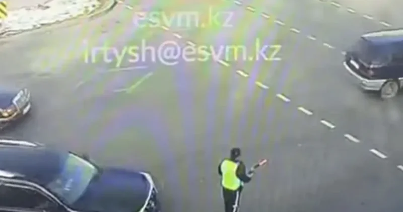 Алматыда жол қозғалысын реттеп тұрған полицейді көлік басып кетті