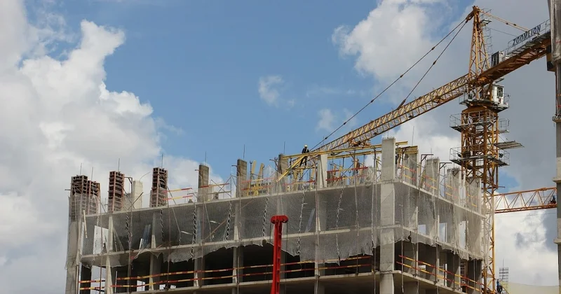 Кто стоит за домом призраком?