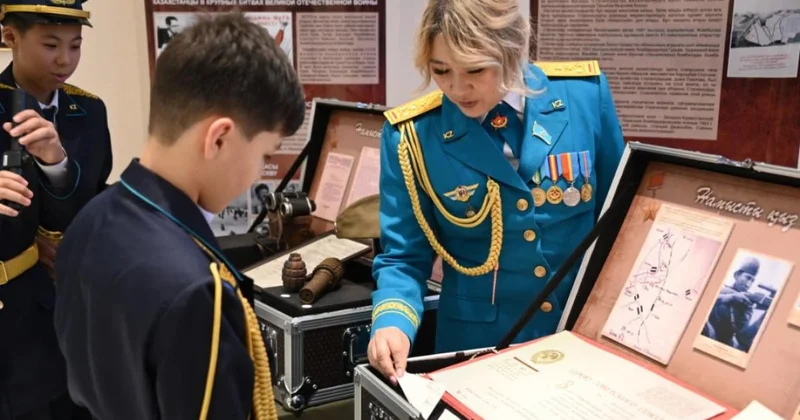 В Караганде военные провели уроки мужества и поздравили 100 летнего ветерана