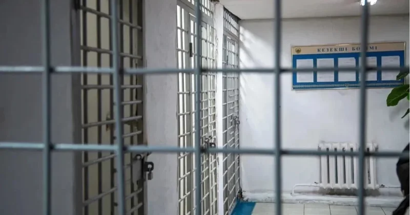 Астанчанин устроил ЧП с лифтом и отправился под арест