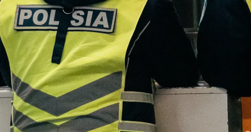 Полиция расследует обстоятельства обрушения облицовки на людей в Астане