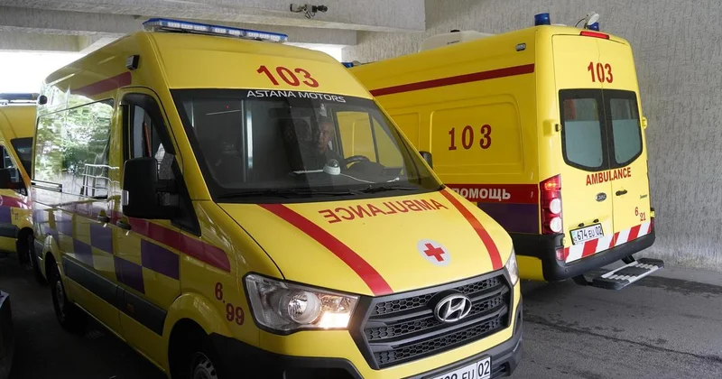 Облицовка рухнула на людей в Астане: стало известно о состоянии пострадавших