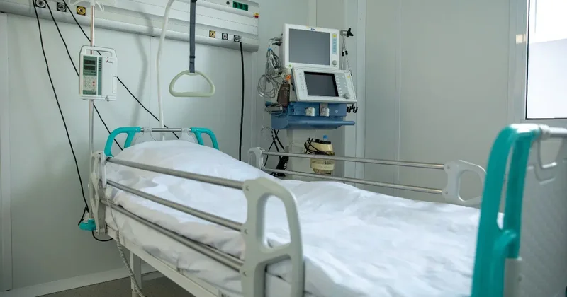 Автобус с пассажирами опрокинулся в Актюбинской области: двух пострадавших госпитализировали