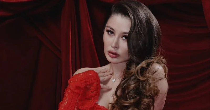 Роковая нежность: Асель Аскар очаровала новой фотосессией