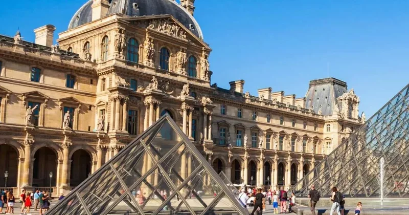 Сотни старинных книг затопило в Лувре из за протечки трубы