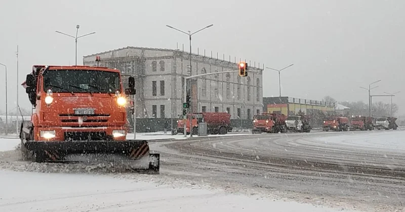 Снегопад вызвал хаос на дорогах Астаны почти 100 аварий за утро