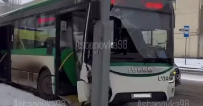 Пассажирский автобус въехал в столб в Астане: есть пострадавшие (видео)