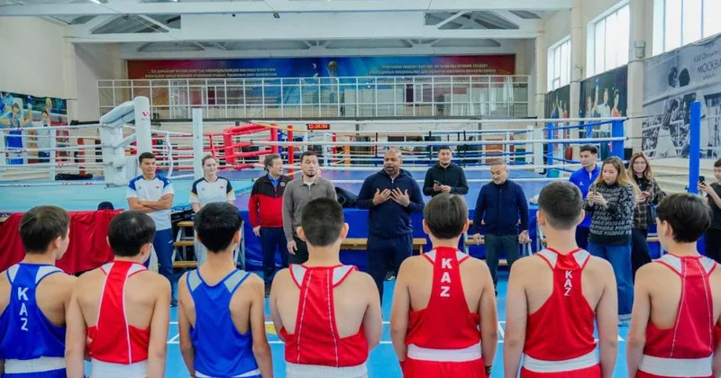 Звезда бокса Рой Джонс провел мастер класс для молодежи в Астане