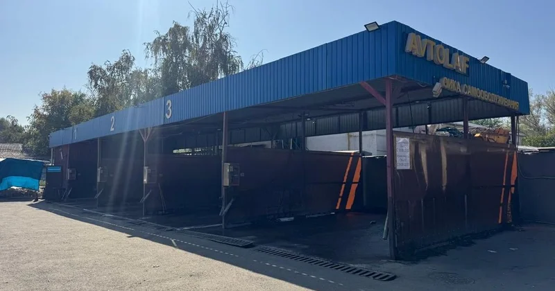 Незаконная автомойка попала под снос в Алматы