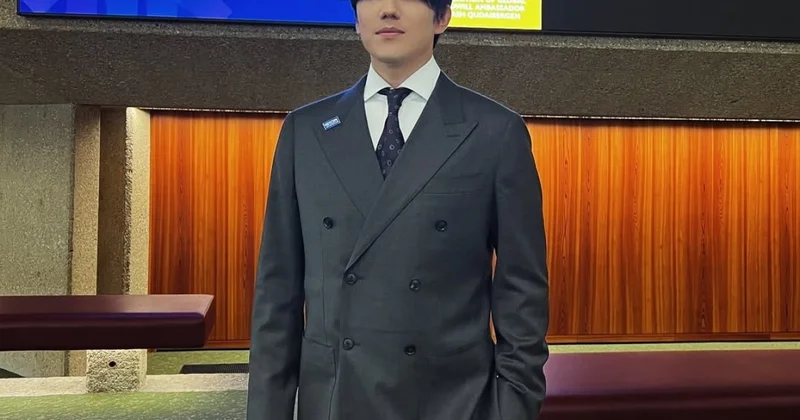 Димаш Кудайберген в строгом костюме обратился к фанатам из Швейцарии