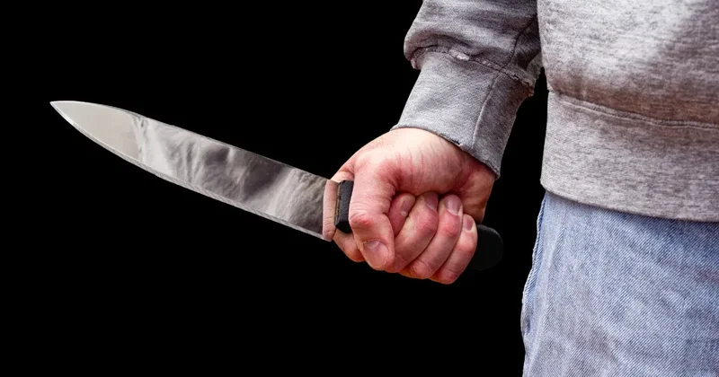 Отбивались швабрами: мужчина угрожал ножом сотрудникам торгового дома в Сатпаеве