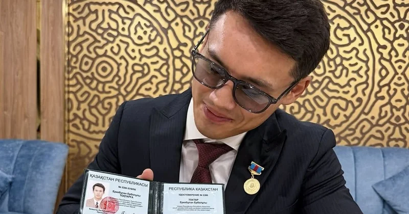 Ставшего заслуженным деятелем Казахстана Еркебулана Токтара поздравили в Сети