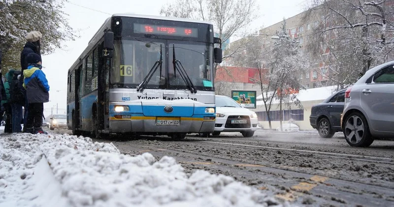 Город накрыл снег : автобус столкнулся с легковушкой в Астане