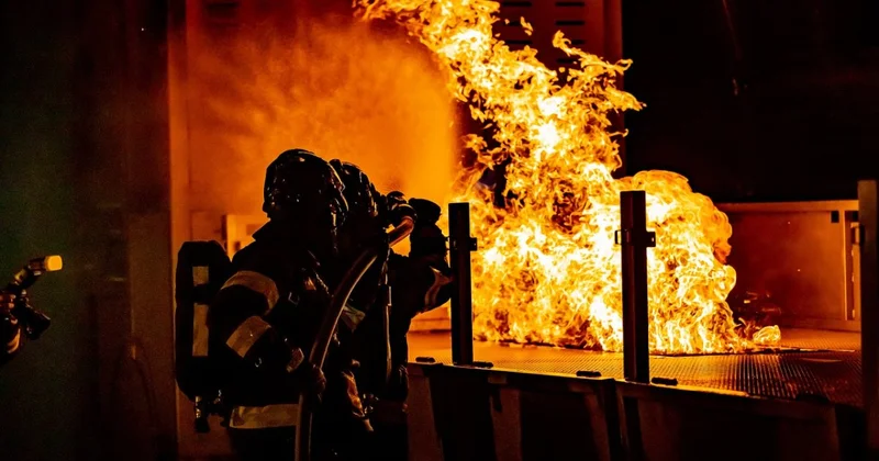 Кинотеатр загорелся в Астане из за сильного пожара соседнего здания