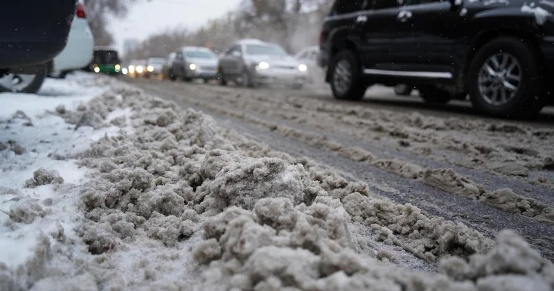 Жителей сразу 15 областей Казахстана предупредили о сложной ситуации на дорогах