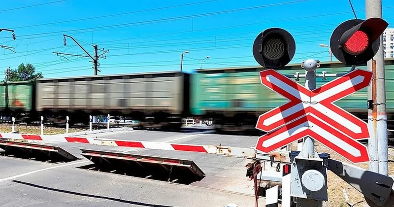 Поезд едва не столкнулся с легковушкой в Акмолинской области