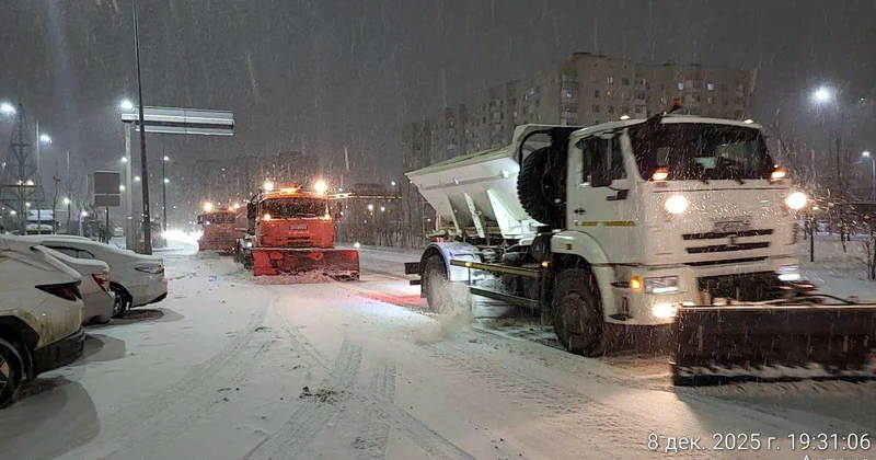 Свыше 1 тысячи единиц спецтехники заняты в снегоуборочных работах ночью в Астане