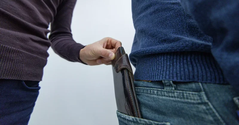 Қарағандыда қызбен танысуға барған жігіттің қомақты қаражатын тартып алған