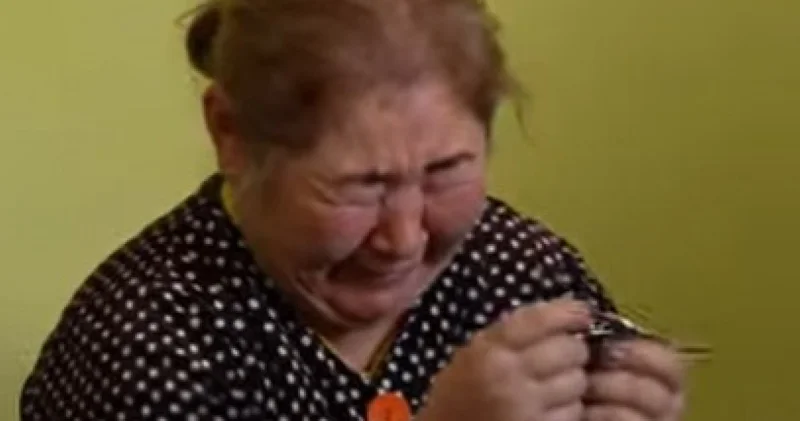 Бетперде таққан жігіт тағы отбасыға үй сыйлап, ем алуға қаражат берді (видео)