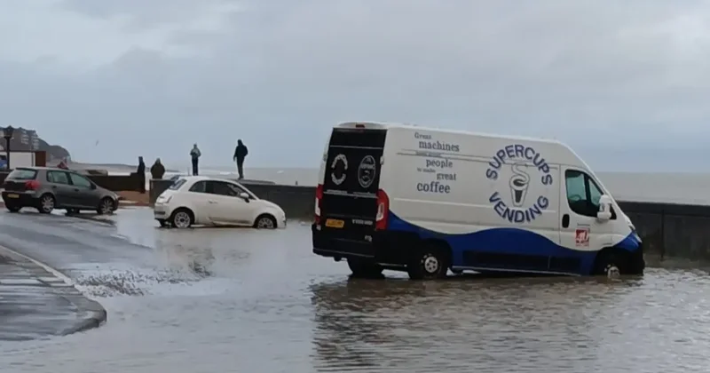 Шторм обрушился на Великобританию: школы закрыты, десятки тысяч домов остались без электричества