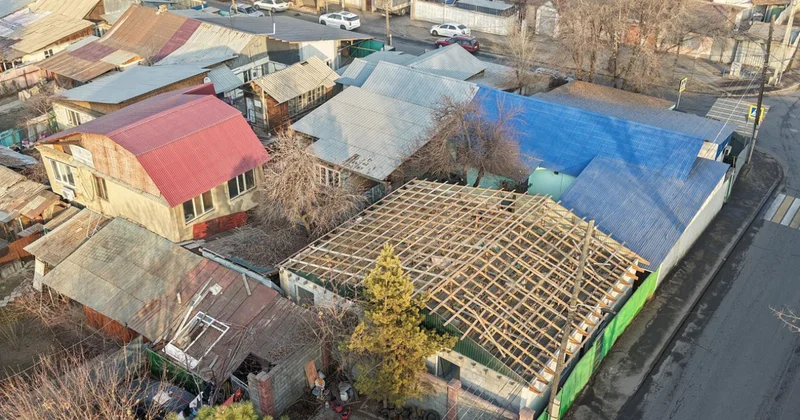 Алматыда заңсыз салынған тағы бір нысан сүрілді